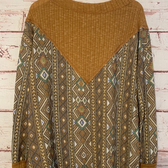 Color Block Sweater Top - Picture 4 of 5